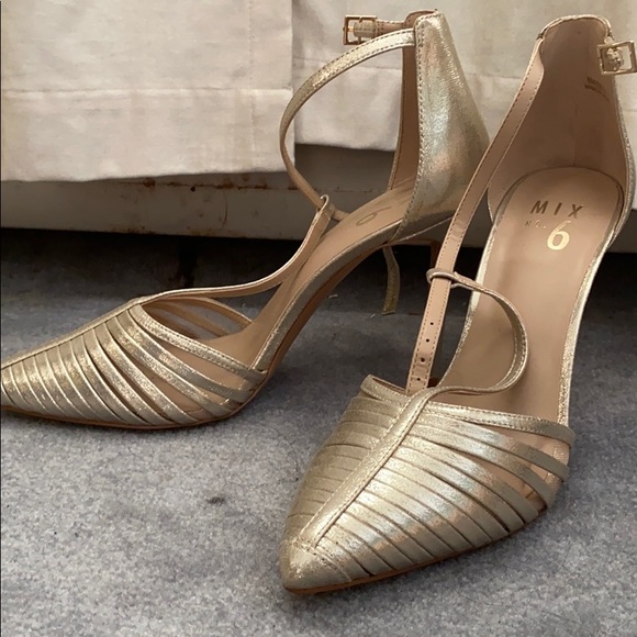 Gold Heels - Picture 1 of 4